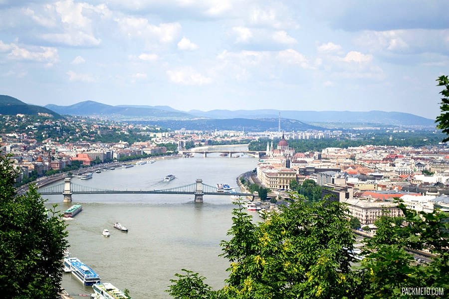 Pemandangan dari Bukit Gellert di Budapest