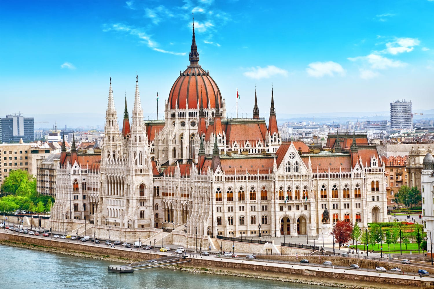 Parlemen Hungaria pada siang hari.  Budapest.  Salah satu bangunan terindah di ibu kota Hongaria.