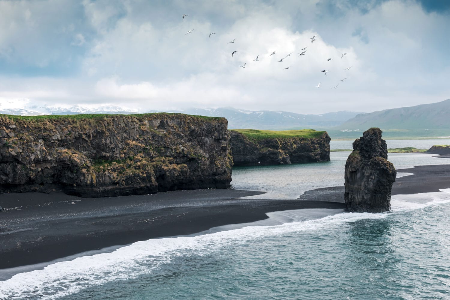 Pantai hitam.  Reynisdrangar, Vik, Islandia