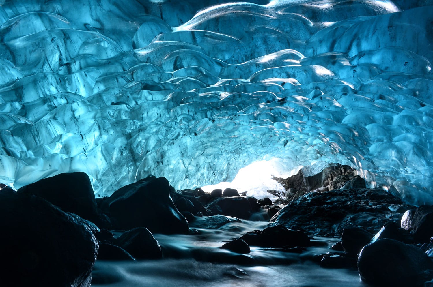 Pintu masuk ke gua es di dalam gletser Vatnajokull di Islandia selatan.