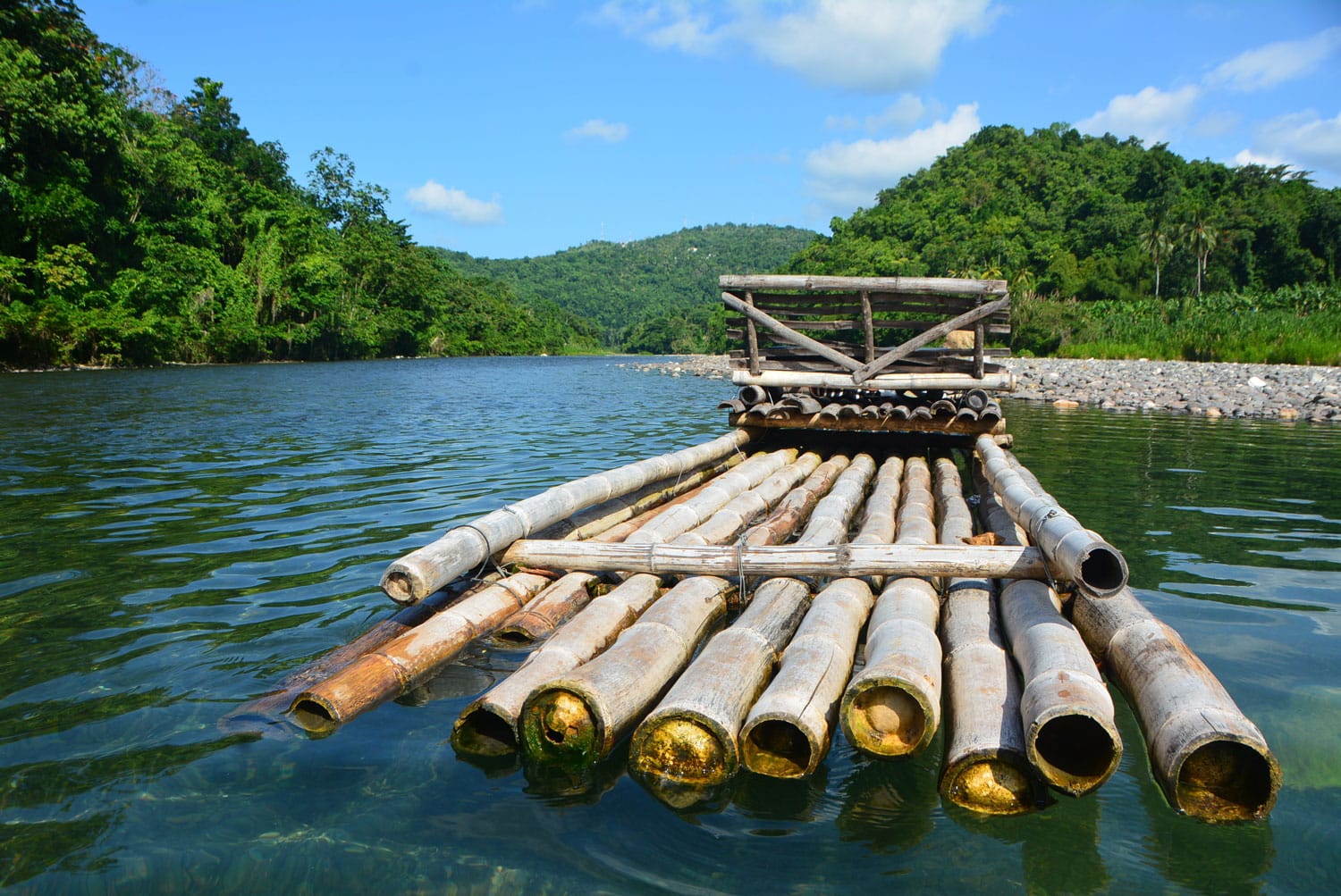 Sebuah rakit bambu di Sungai Rio Grande di Portland, Jamaika.
