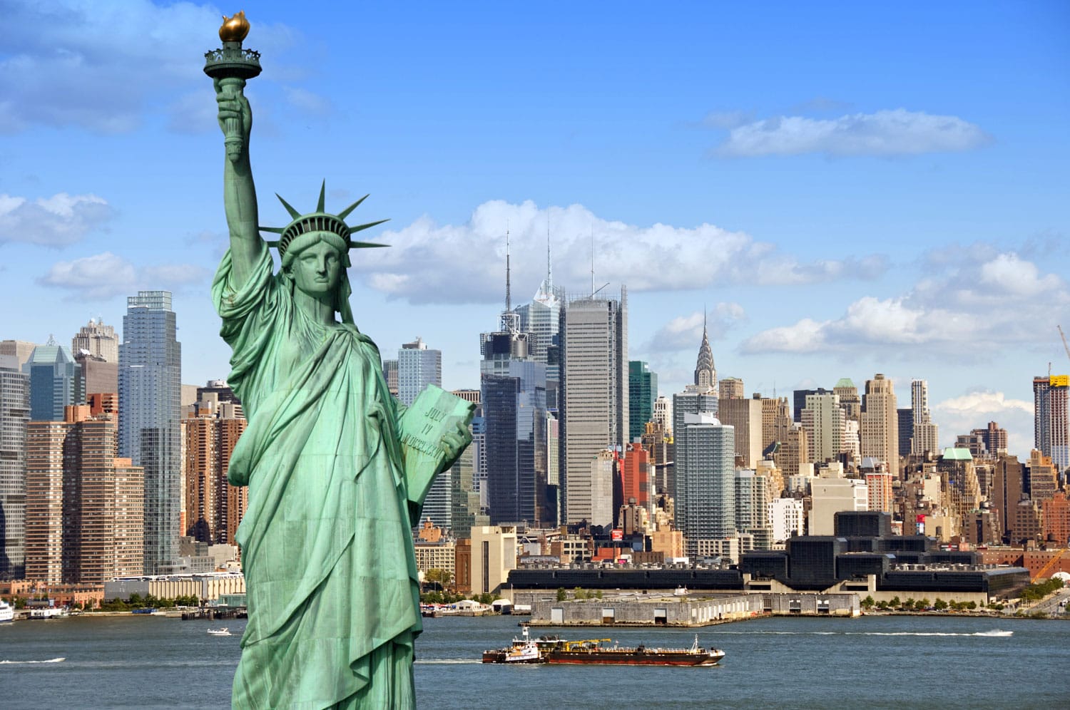 Cakrawala Kota New York dengan Patung Liberty di atas Sungai Hudson