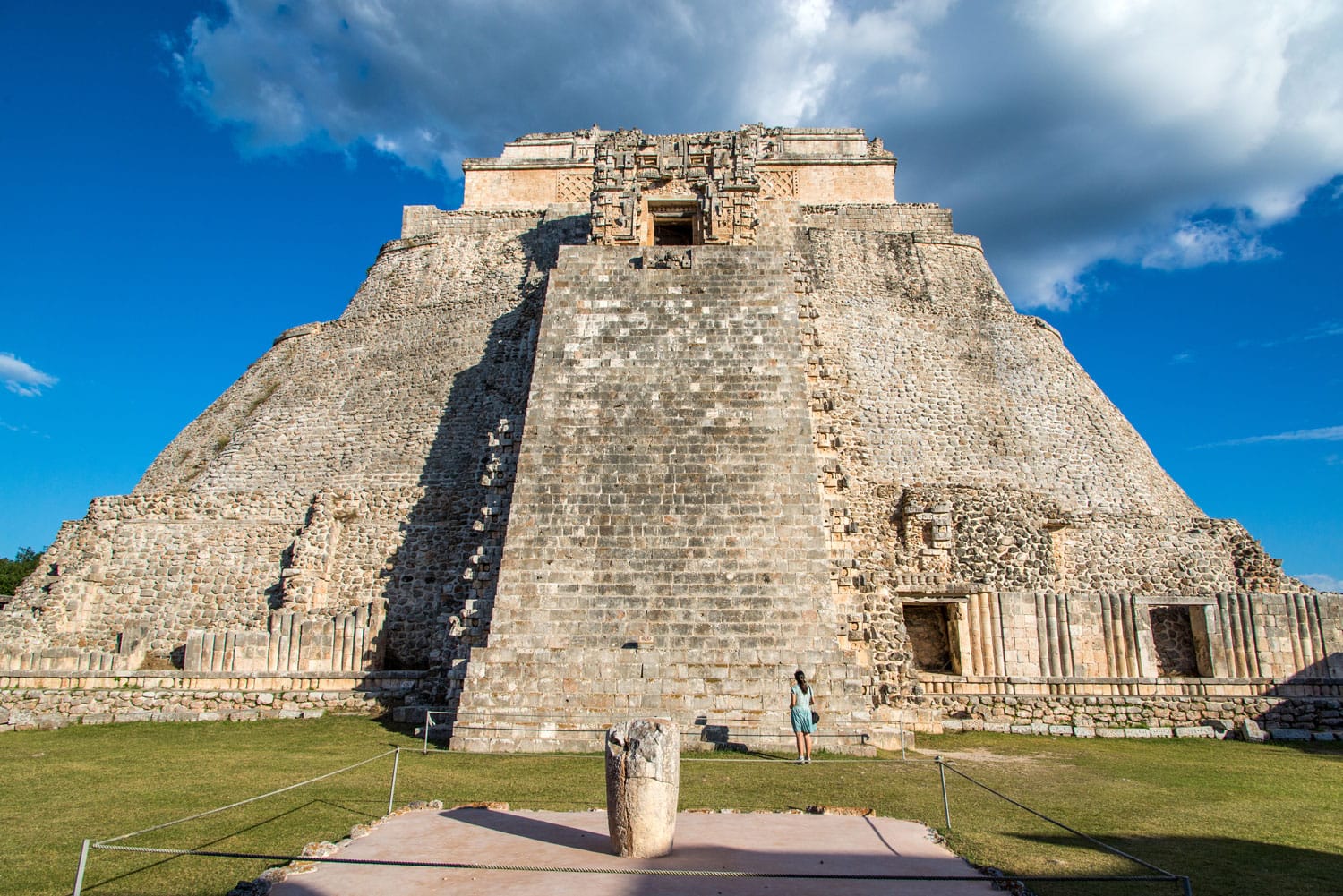 Pirámide de Uxmal, una antigua ruina maya en México