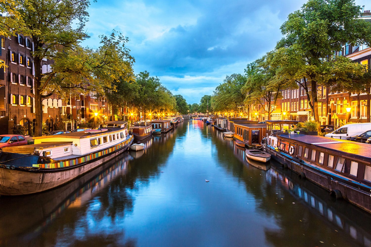 Kanal Amsterdam di malam hari
