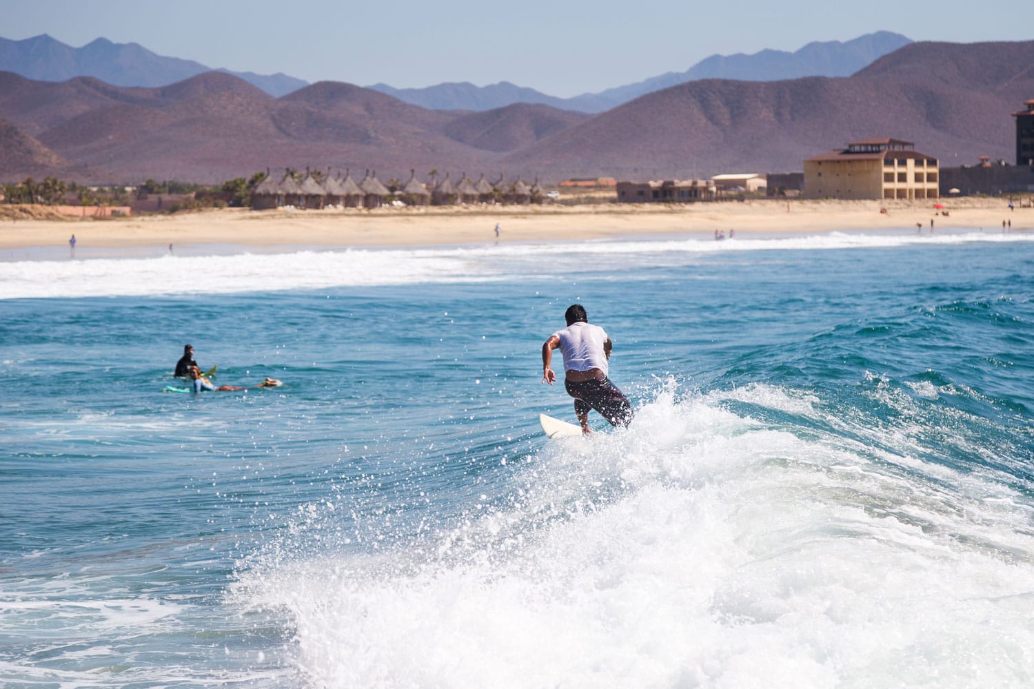 Surfista montando una ola en México