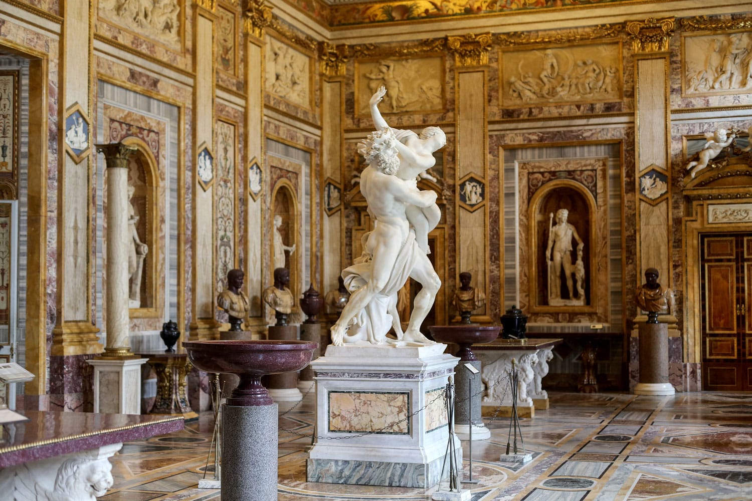 Kelompok patung marmer Barok oleh seniman Italia Gian Lorenzo Bernini, Pemerkosaan Proserpina di Galleria Borghese, Roma, Italia