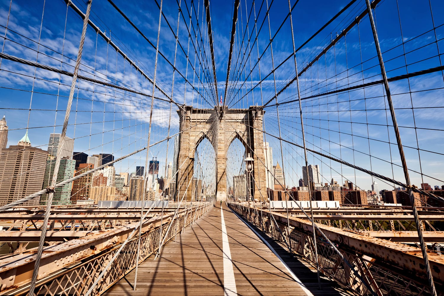 Jembatan Brooklyn Kota New York di Manhattan dengan gedung pencakar langit dan cakrawala kota di atas Sungai Hudson