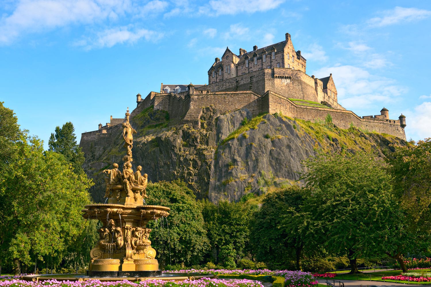 Kastil Edinburgh, Skotlandia, dari Princes Street Gardens, dengan Air Mancur Ross di latar depan