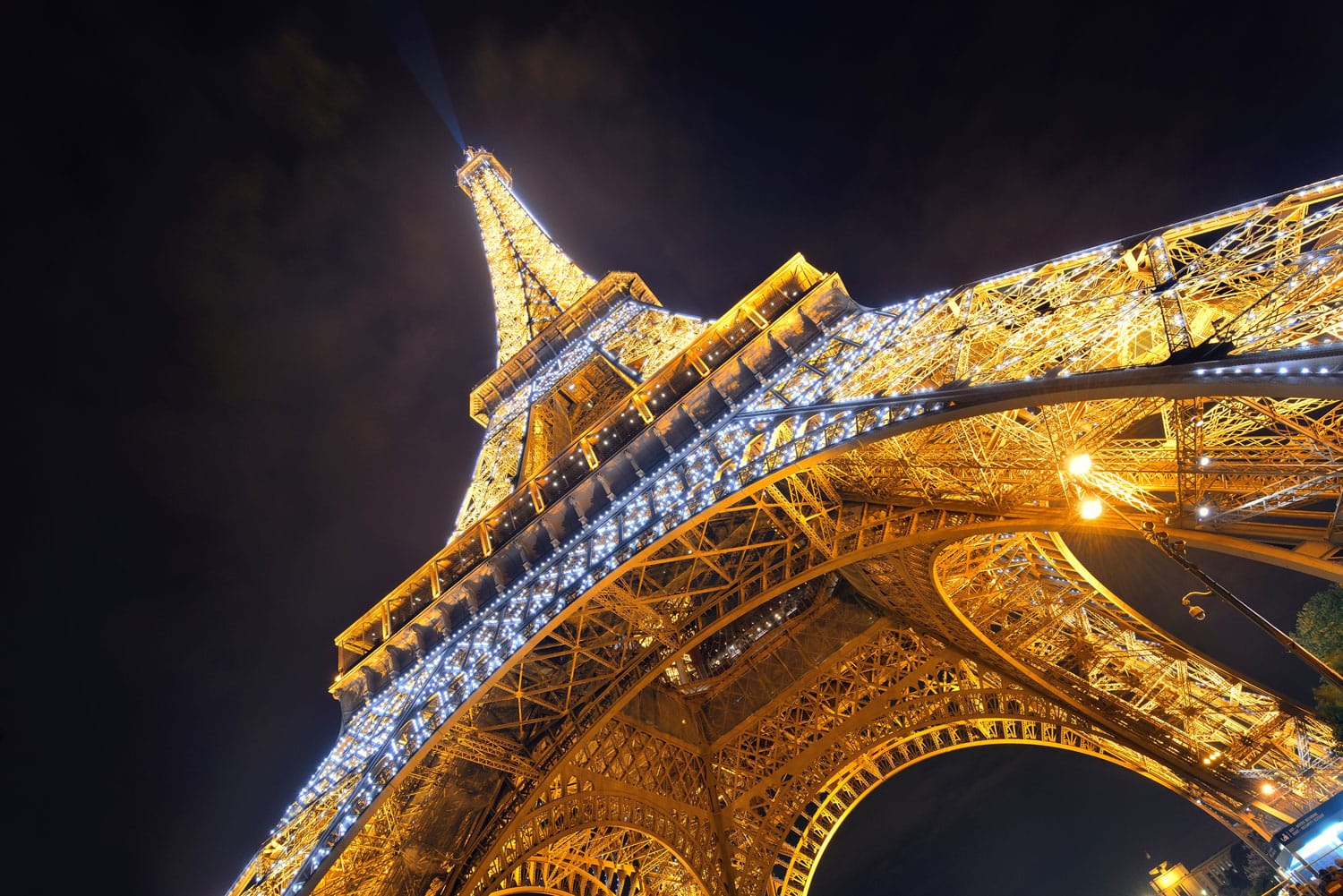 Menara Eiffel pada malam hari di Paris, Prancis