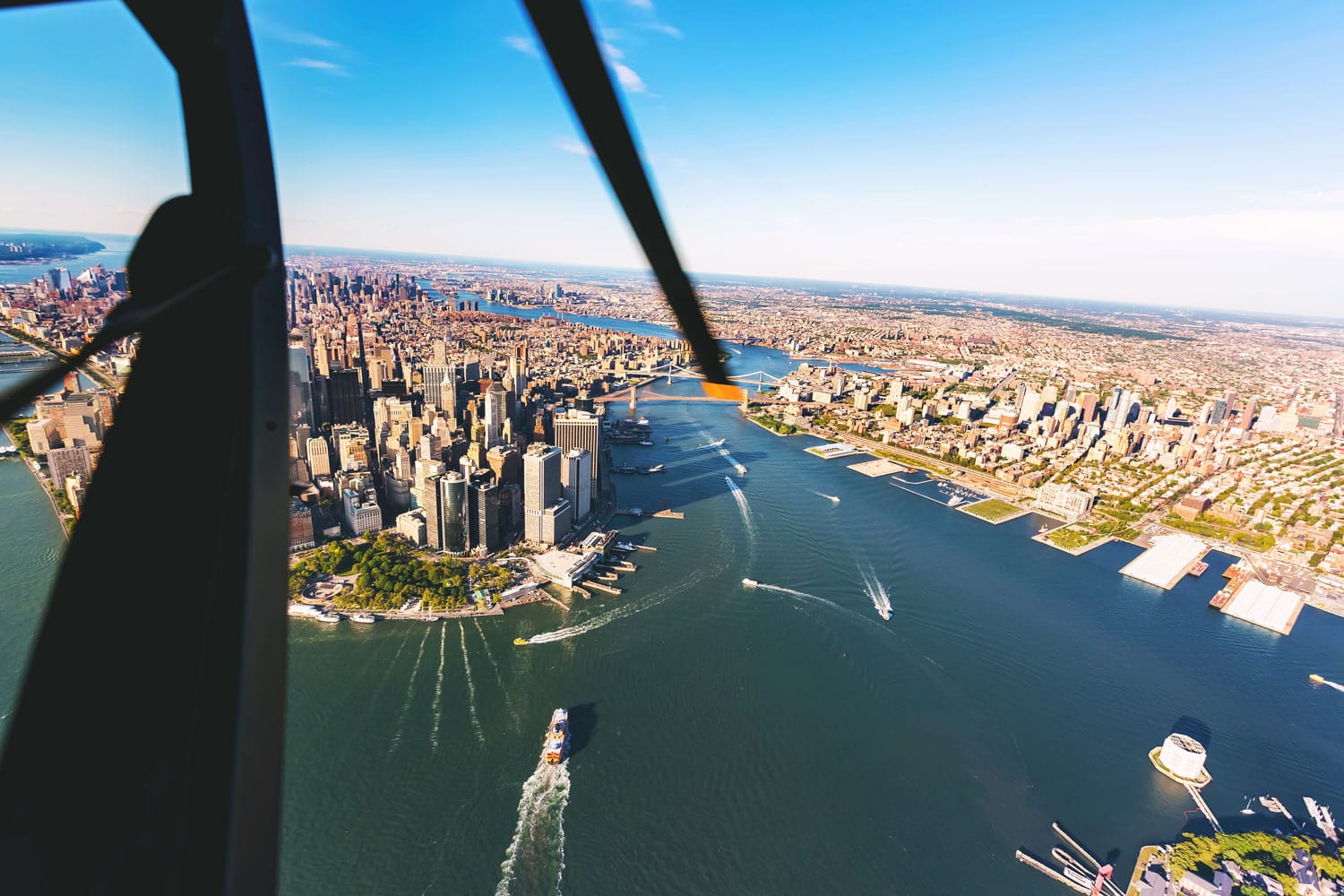 Pemandangan udara Lower Manhattan di New York dan Sungai Hudson