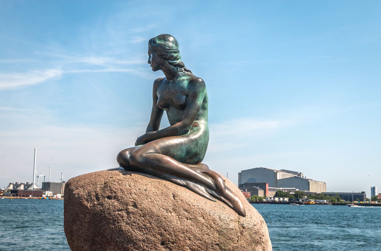 Pemandangan patung putri duyung kecil di Kopenhagen Denmark