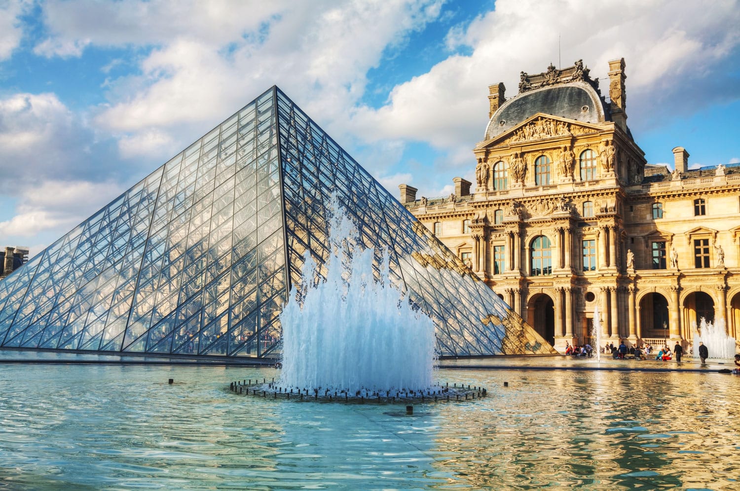 Piramida Louvre di Paris, Prancis.