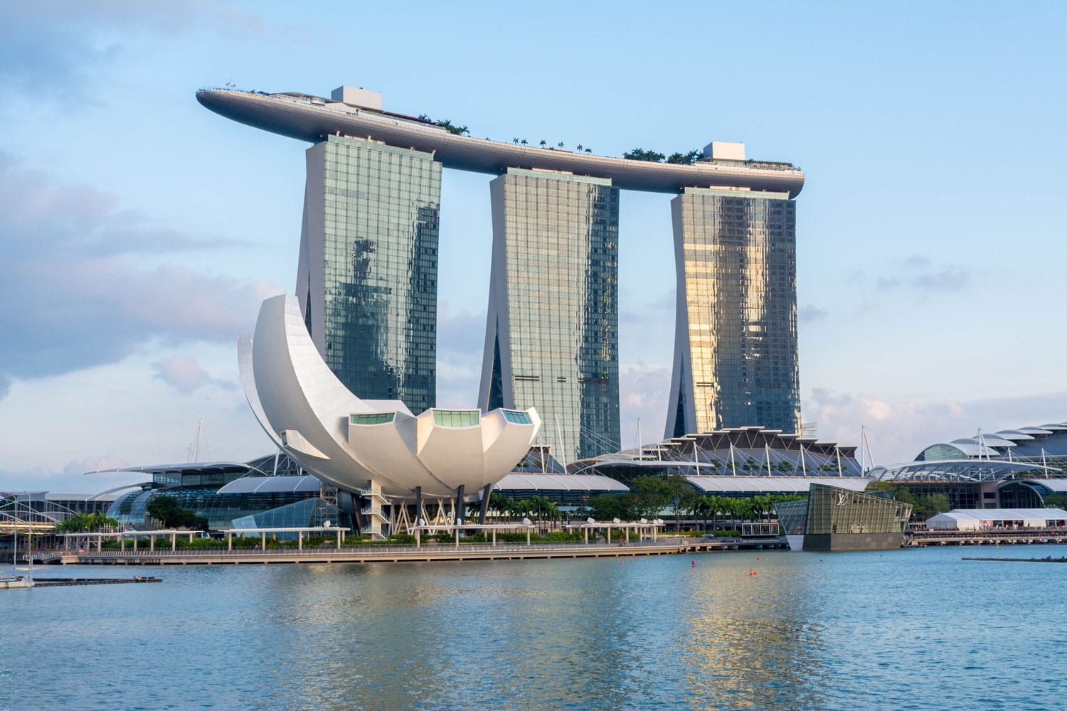 Pemandangan di Marina Bay dengan landmark ikonis The Helix Bridge di Singapura