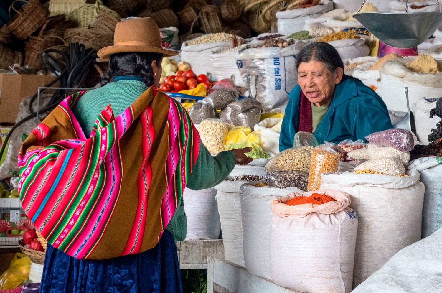 Orang-orang di pasar di Cusco, Peru