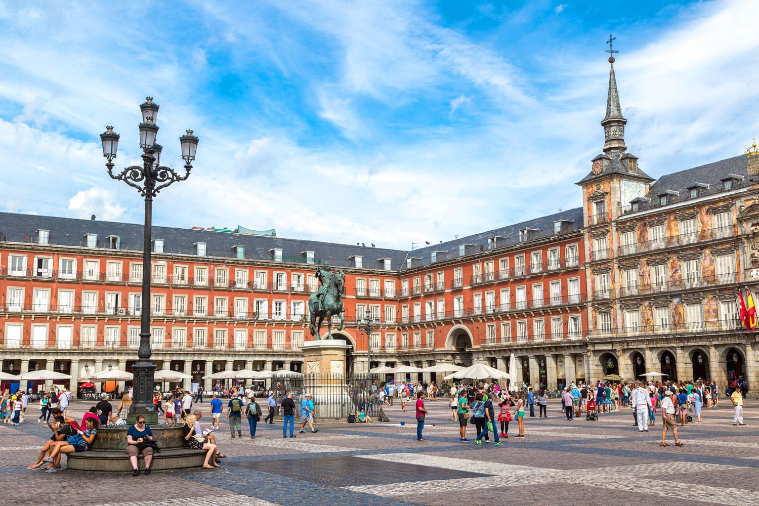 Patung Philip III di alun-alun Walikota di Madrid pada hari musim panas yang indah di Madrid, Spanyol