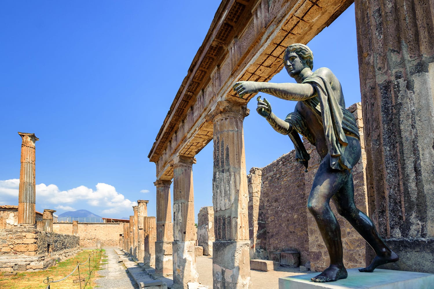 Reruntuhan kuil kuno Apollo dengan patung perunggu Apollo di Pompeii, Napoli, Italia