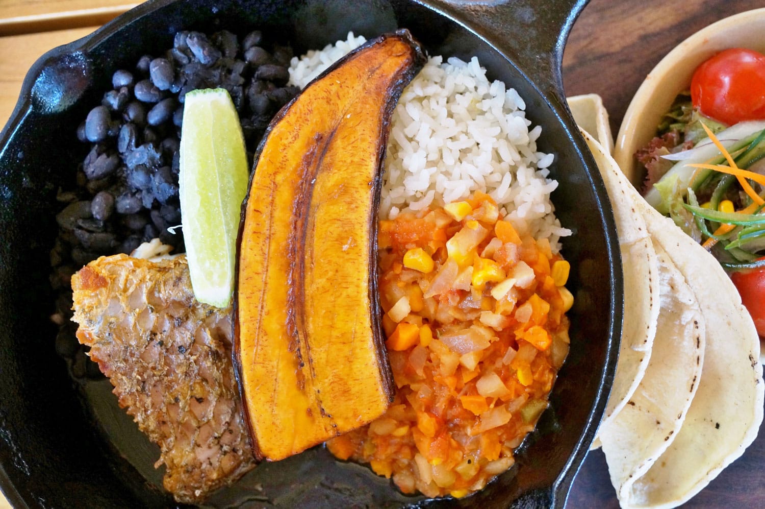 Makanan tradisional Casado Kosta Rika dengan nasi, kacang-kacangan dan pisang raja