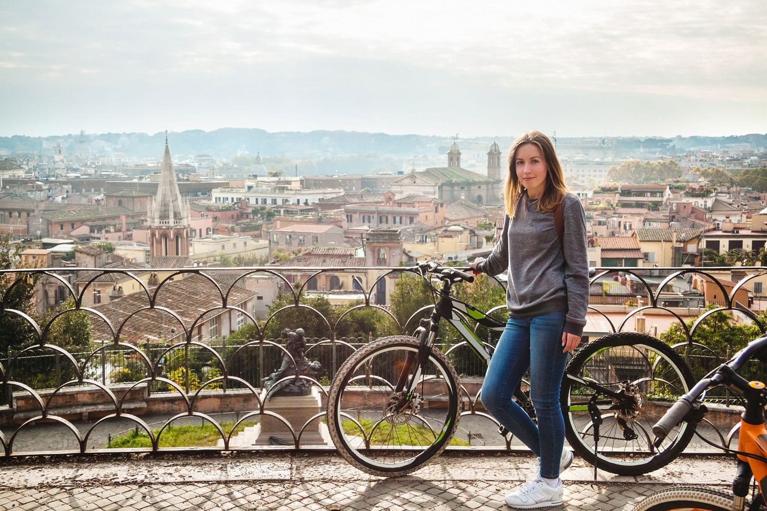 Gadis dengan sepeda di Roma, Italia