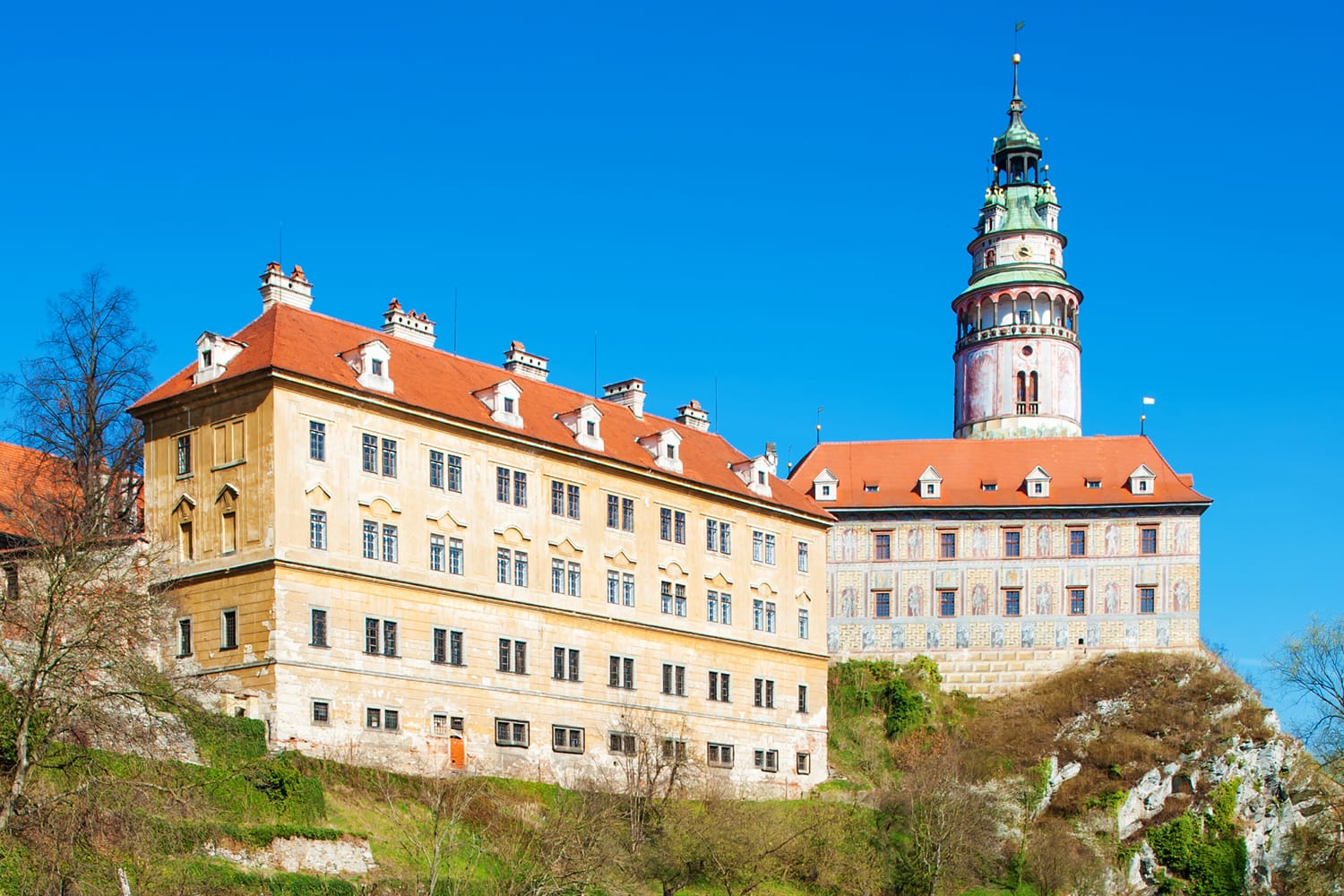 Kastil dengan menara bundar yang terkenal di Cesky Krumlov, Republik Ceko tercermin di Sungai Vltava