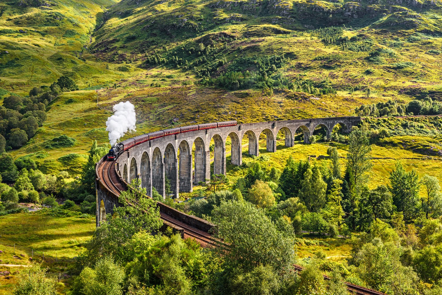 Viaducte ferroviari de Glenfinnan a Escòcia amb el tren de vapor jacobita passant