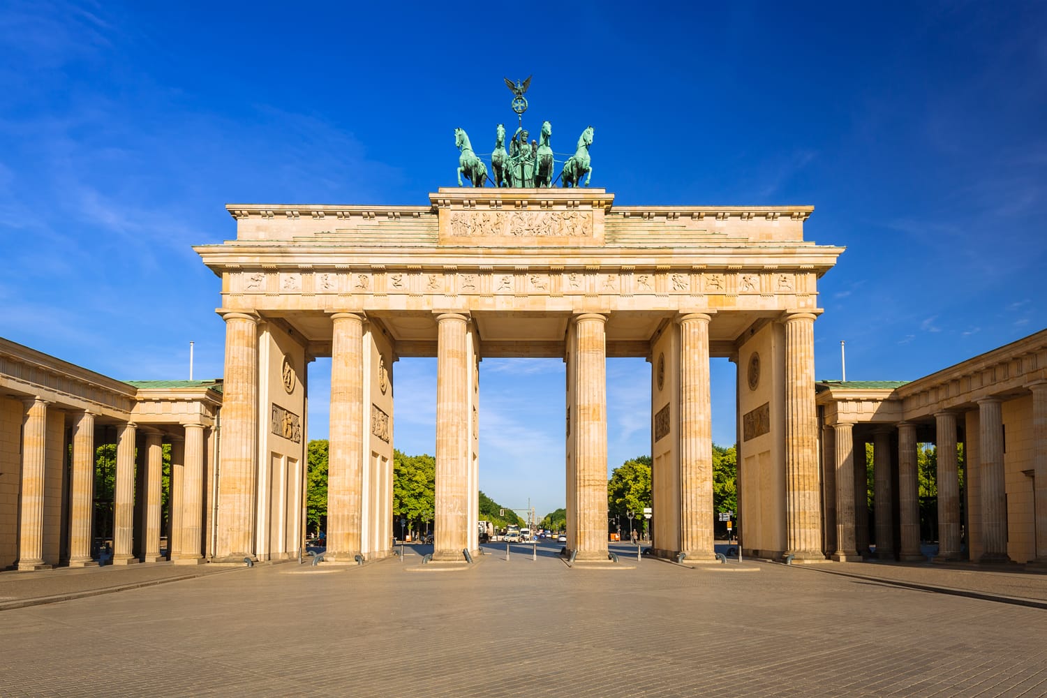 Gerbang Brandenburg di Berlin saat matahari terbit, Jerman