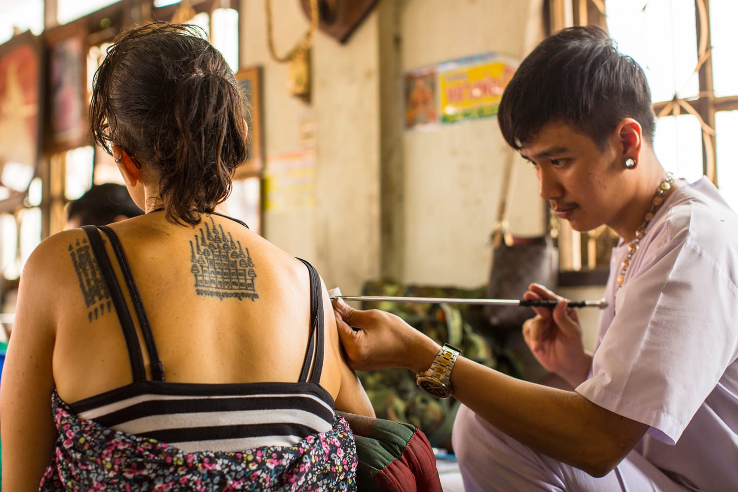 Biksu tak dikenal membuat tato tradisional Yantra selama Upacara Hari Guru Wai Kroo di biara Bang Pra, sekitar 50 km sebelah barat Bangkok.