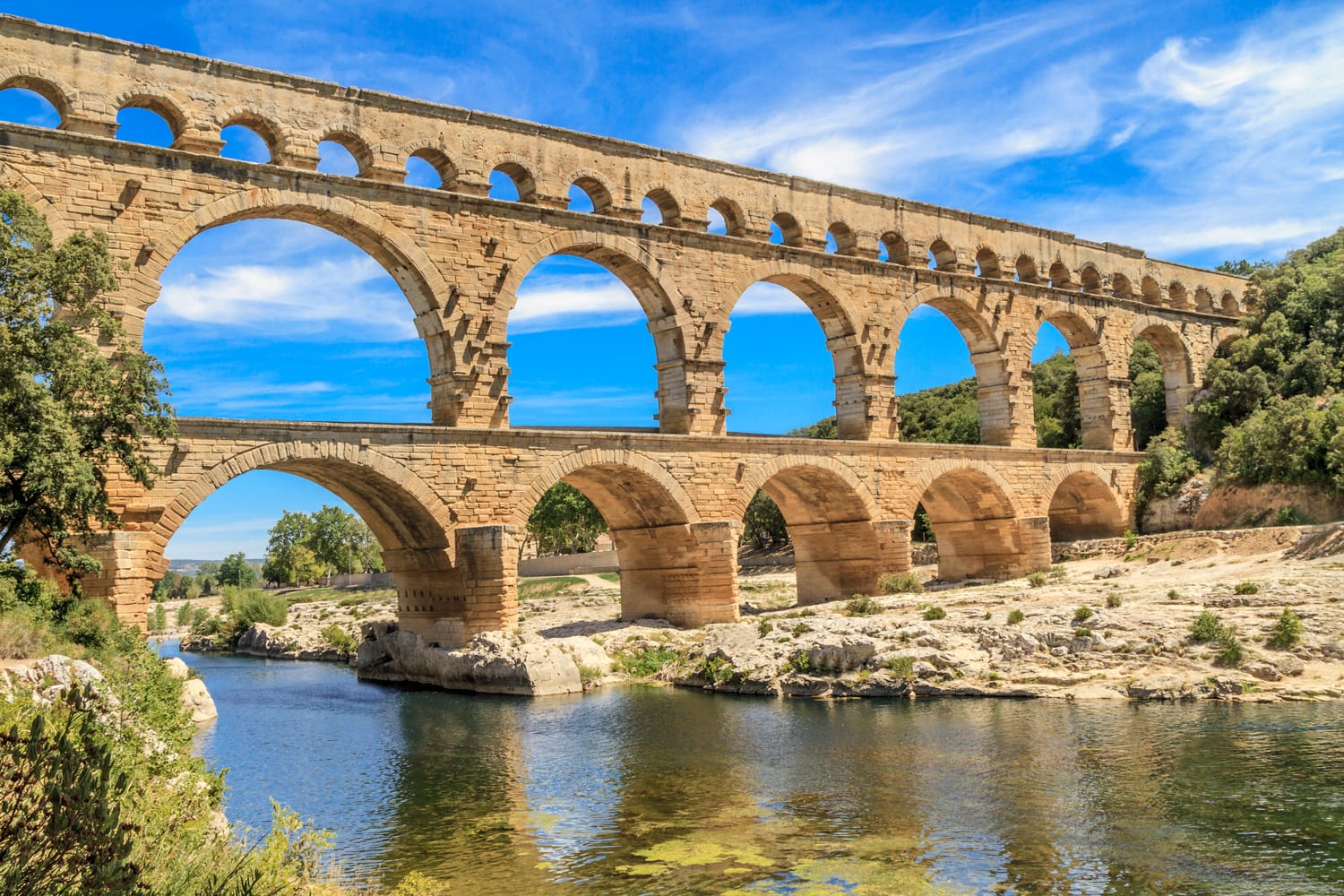 Pont du Gard adalah saluran air Romawi kuno di dekat Nimes di Prancis Selatan