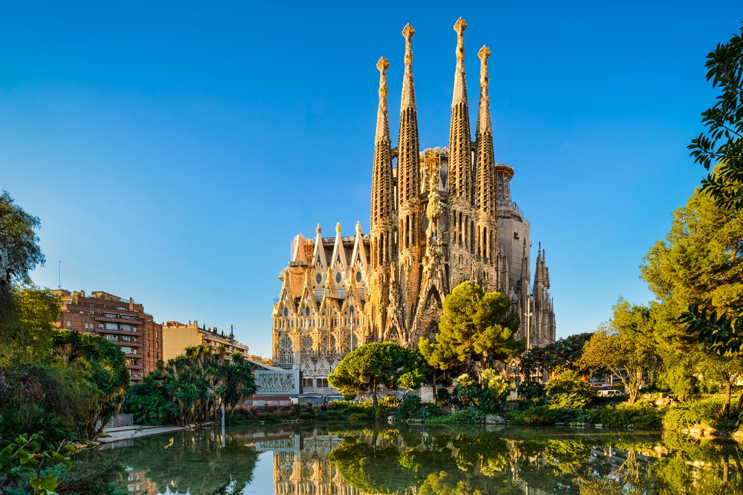 Sagrada Familia di Barcelona, ​​Spanyol.  Katedral yang mengesankan ini awalnya dirancang oleh Antoni Gaudi dan masih dibangun sejak tahun 1882.