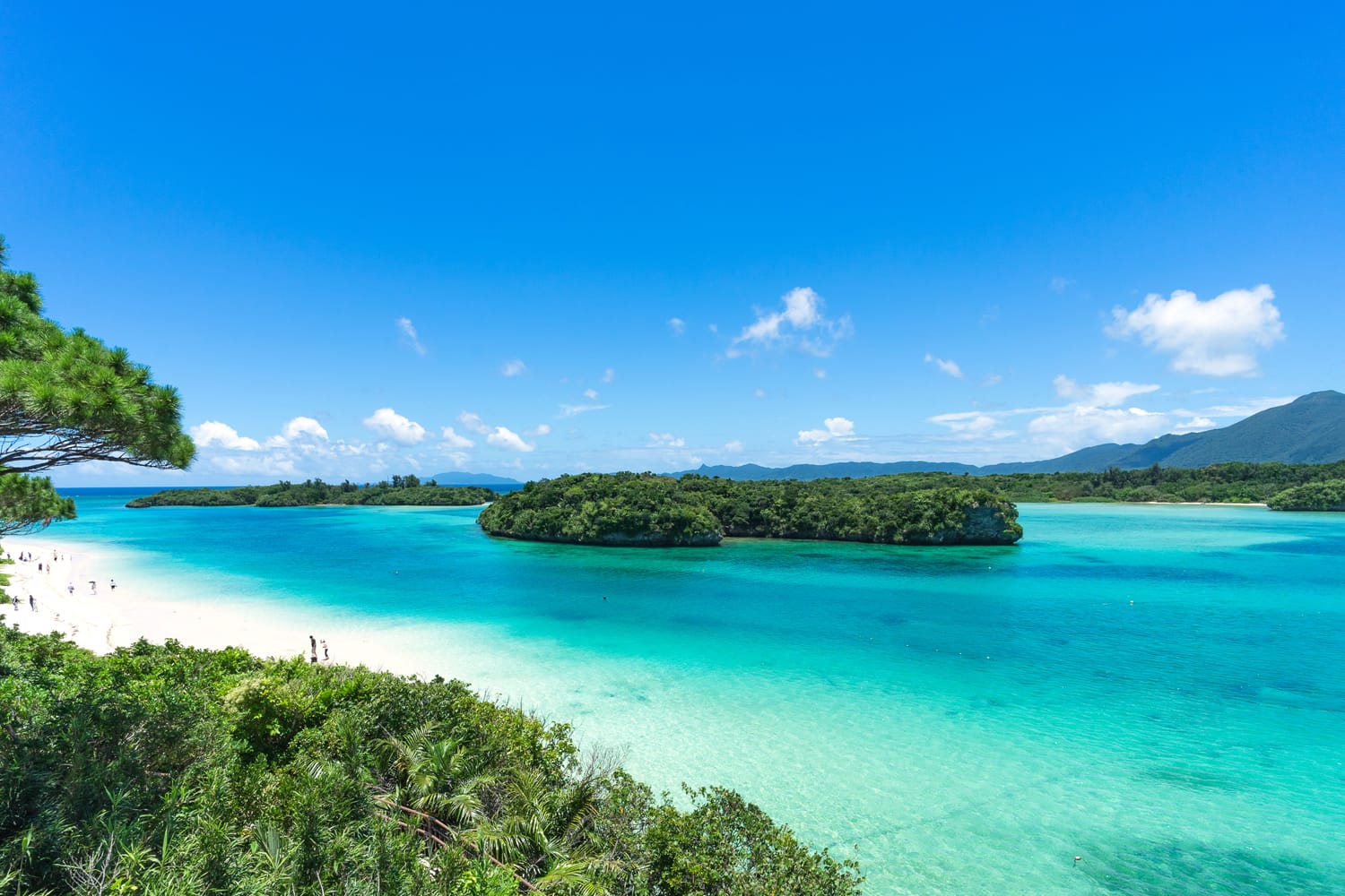 Laguna surga tropis, air pirus jernih dan pulau-pulau batu karang, Teluk Kabira, Taman Nasional Pulau Ishigaki di Kepulauan Yaeyama, Okinawa, Jepang