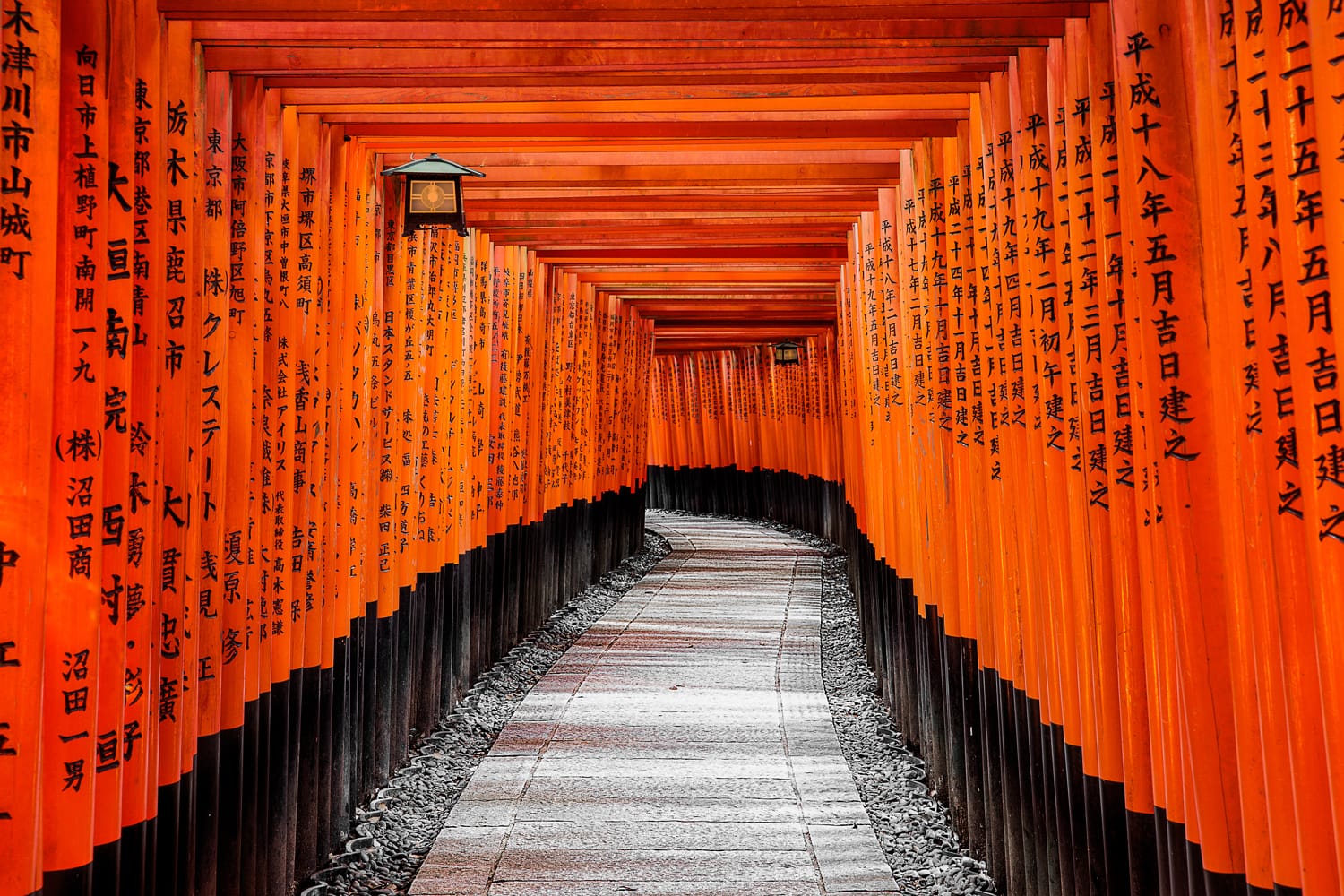 Gerbang Torii merah di kuil Fushimi Inari di Kyoto, Jepang