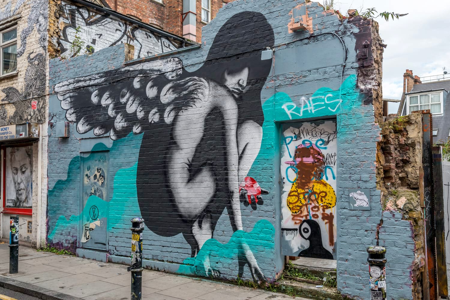 Seni jalanan grafiti di area Brick Lane pusat kota London di Inggris.