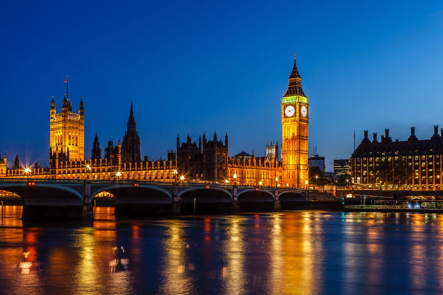 Big Ben dan Gedung Parlemen pada malam hari, London, Inggris