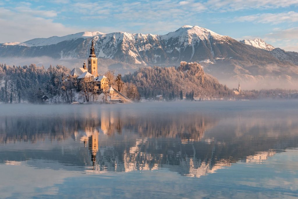 Danau Bled dengan gereja dan kastil di pagi musim dingin yang tenang