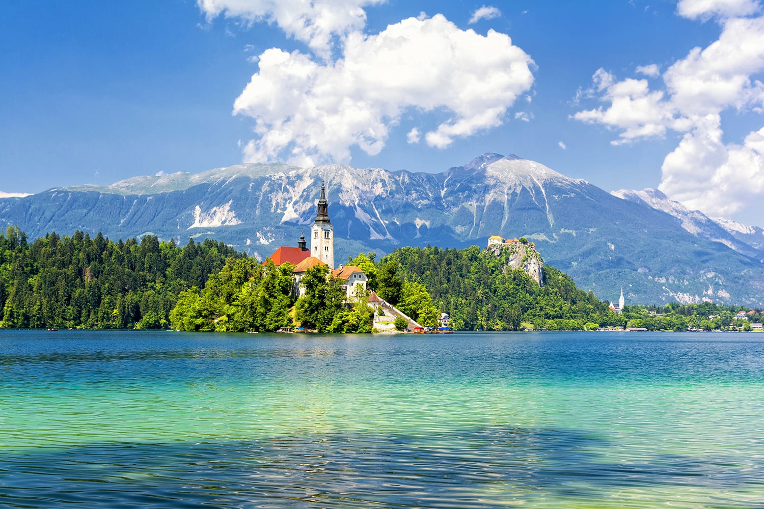 Berdarah dengan danau, pulau dan pegunungan di latar belakang, Slovenia, Eropa