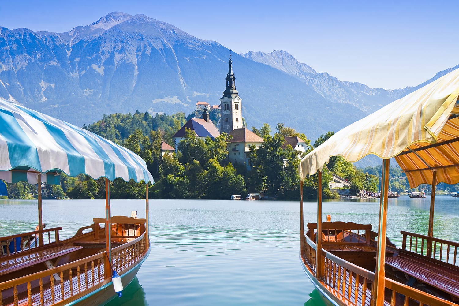 Perahu kayu khas, dalam denominasi Slovenia "Pletna"di Danau Bled, danau paling terkenal di Slovenia dengan Pulau Gereja (Eropa - Slovenia)