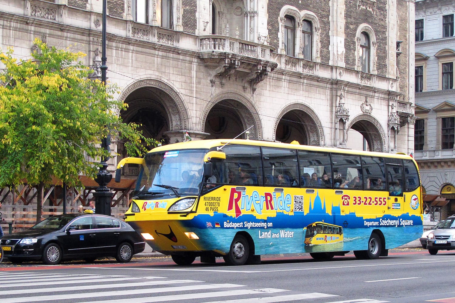 Bus mengambang di darat dan air di Budapest, Hungaria