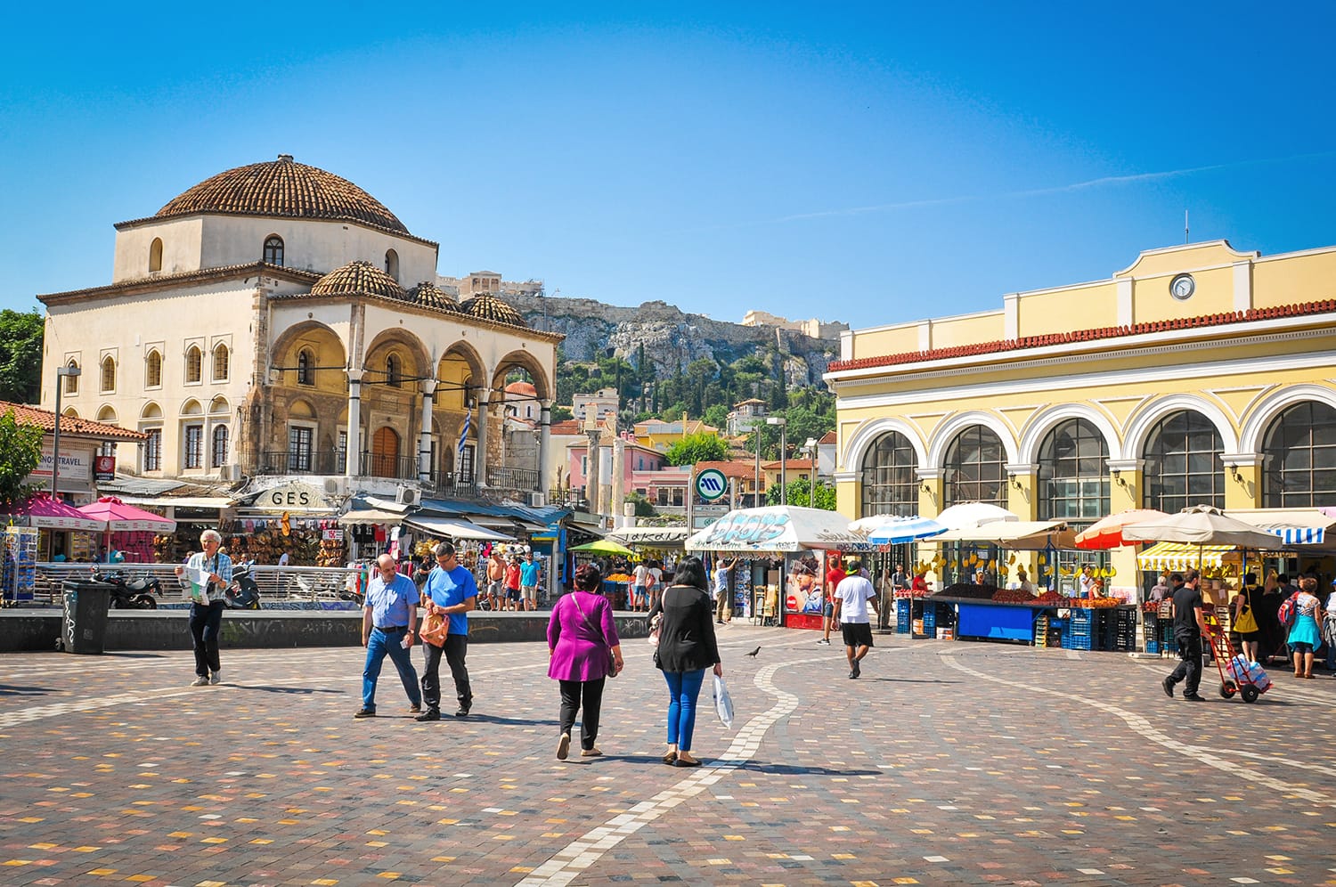 Orang-orang berbelanja di Monastiraki, alun-alun pasar loak di kota tua Athena, Yunani