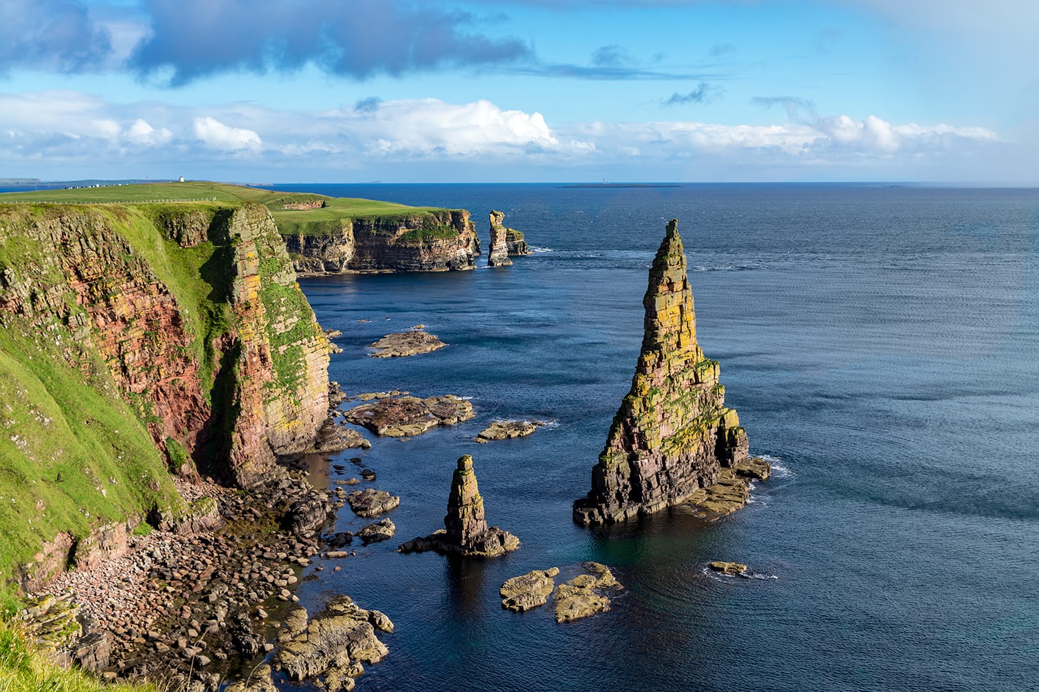 Duncansby Head és la part més al nord-est del continent escocès, inclòs fins i tot el famós John o' Groats, Caithness, Highland