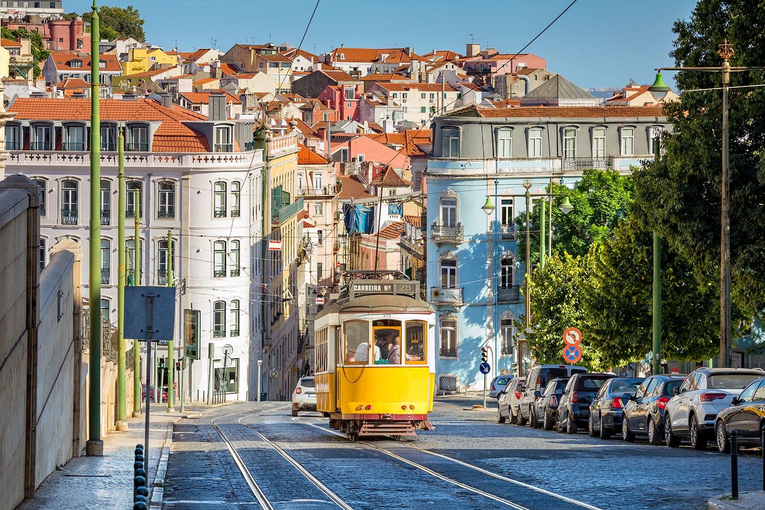 trem di jalur 28 di Lisbon, Portugal