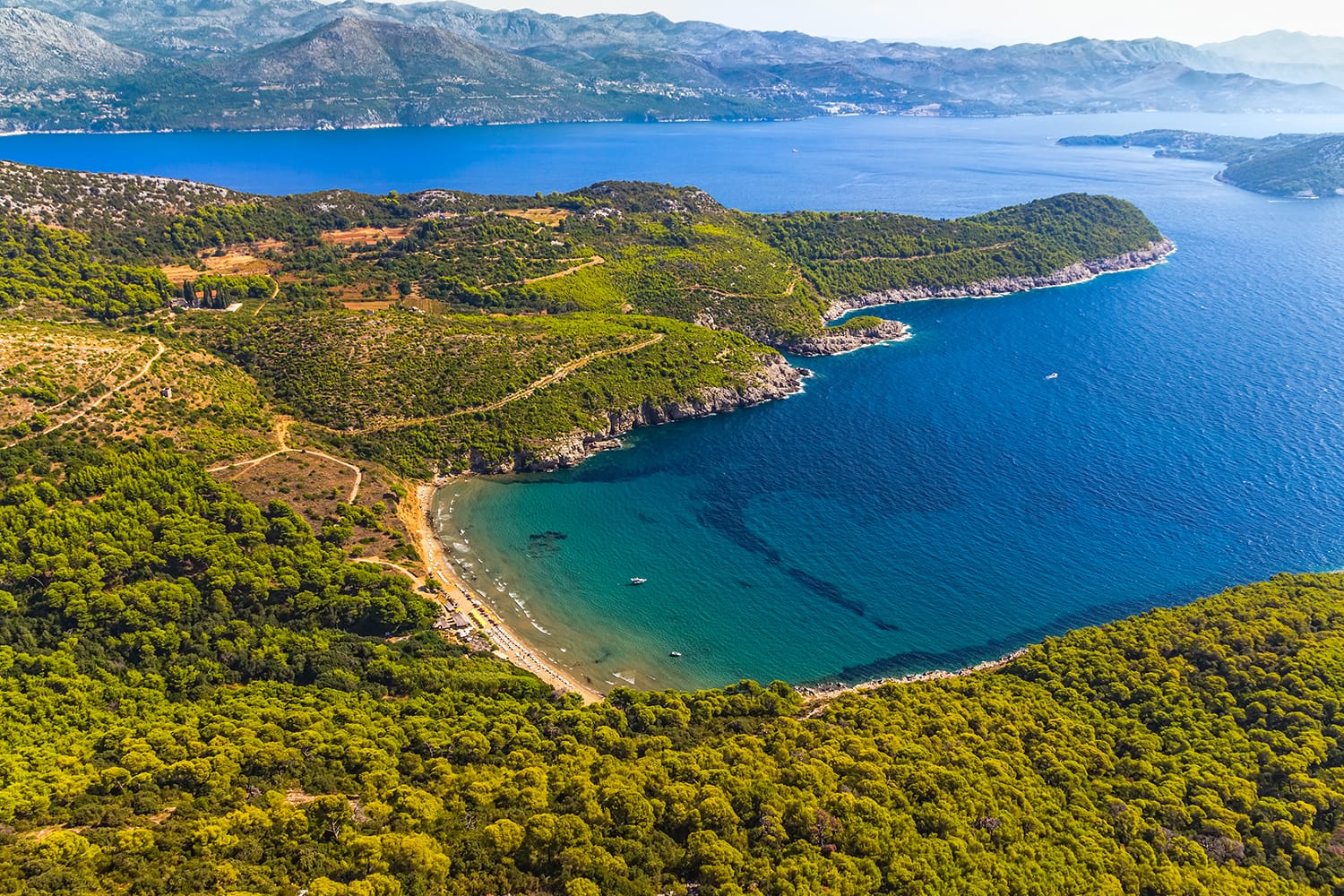 Песчаный пляж на острове Элафитес Лопуд с видом на архипелаг Дубровник.