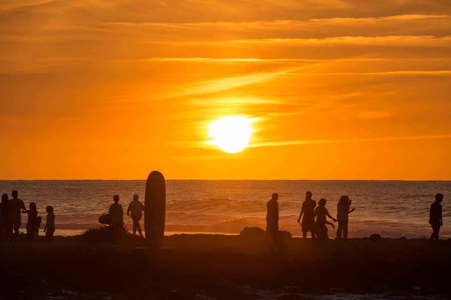 Langit oranye matahari terbenam di atas laut di Pulau Luzon, La Union, San Fernando, San Juan Surf Beach, Filipina.