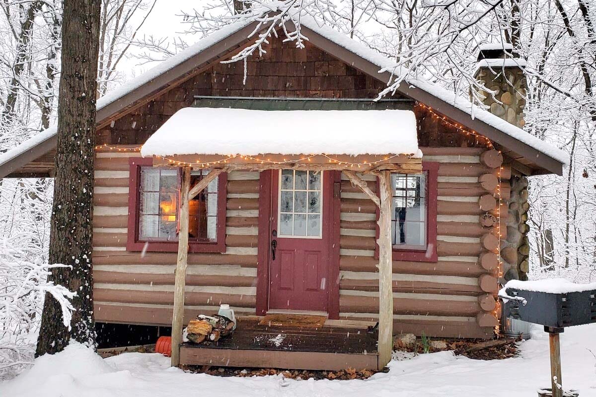 Pine Log Cabin Airbnb in Arkansas, USA