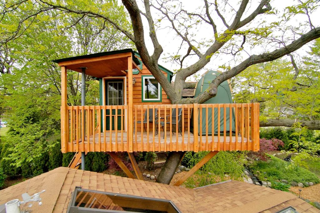 Treehouse Airbnb in Illinois, USA