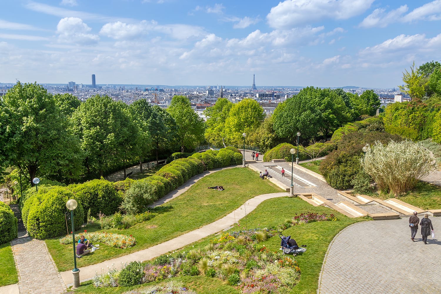 Pemandangan panorama Paris dari Parc de Belleville di arondisemen ke-20, Paris, Prancis