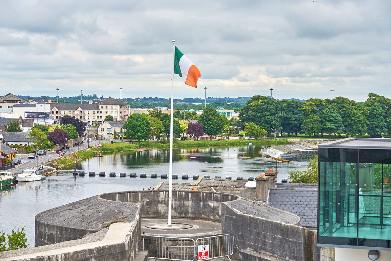 bendera nasional Irlandia berkibar di tiang bendera, di menara Kastil Athlone, Co. Westmeath, Irlandia