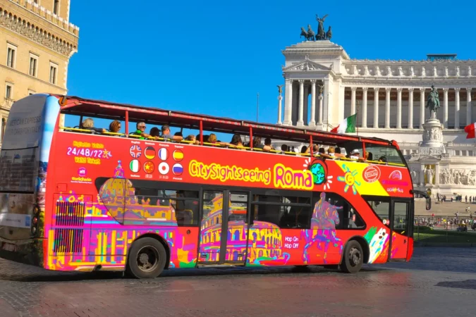Hop-on hop-off bus tour at Piazza Venezia in Rome