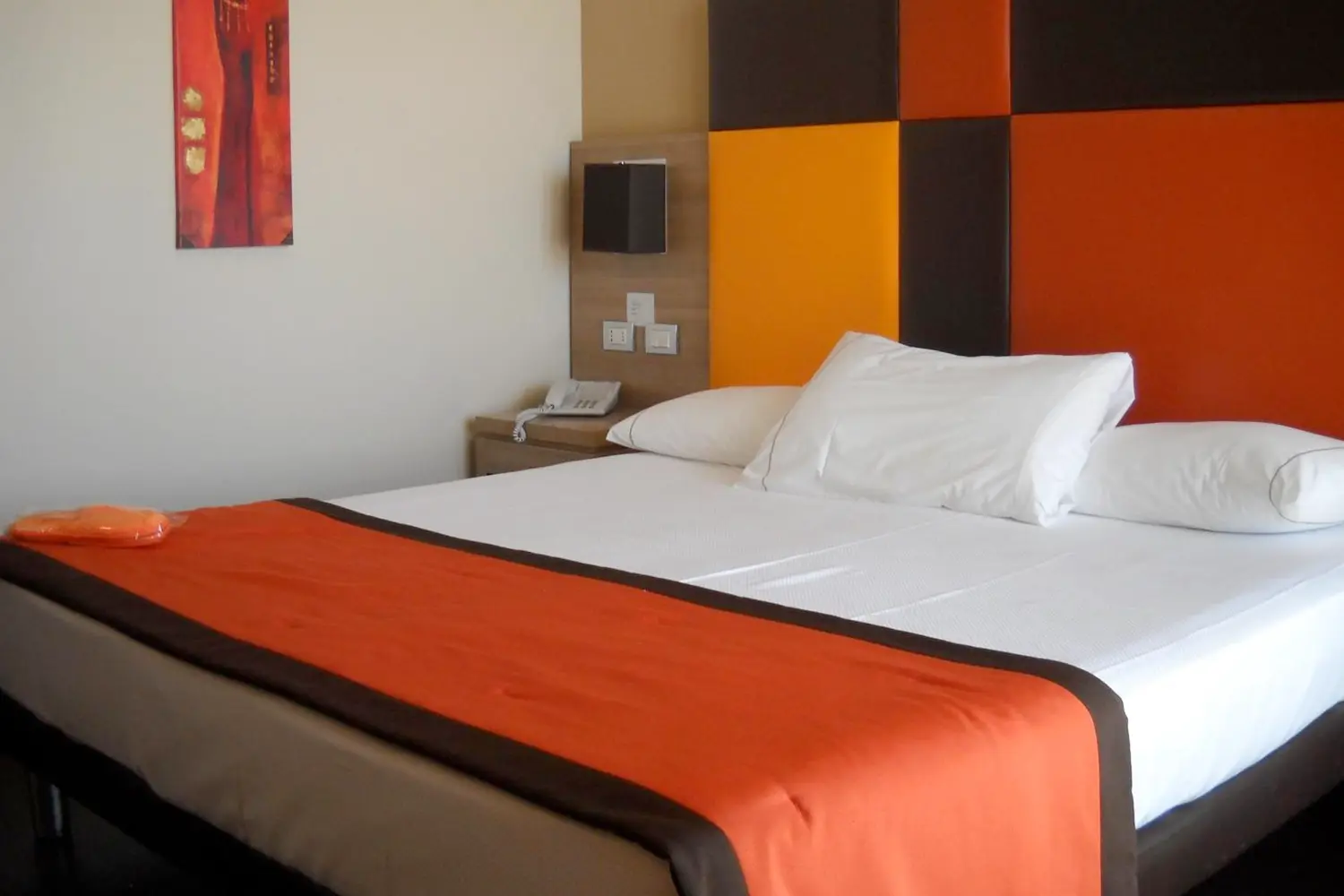 A room with a bed at Hotel Tiber